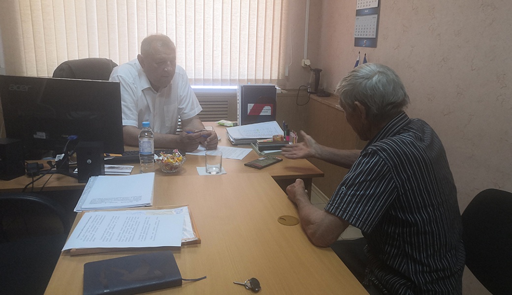 Депутат Думы Ставропольского края Анатолий Жданов провел прием граждан по вопросам социальной поддержки.