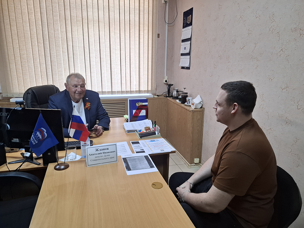 Депутат краевой Думы Анатолий Жданов принял участие в неделе приемов граждан по вопросам жилищно-коммунального хозяйства.