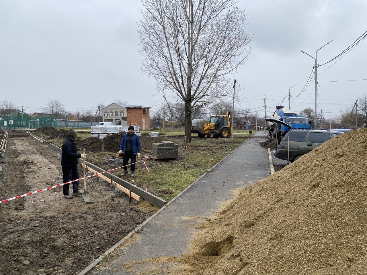 В Новоалександровске, по инициативе местных жителей, обустраивают зону отдыха в сквере близ паркового комплекса &quot;Маяк&quot;.