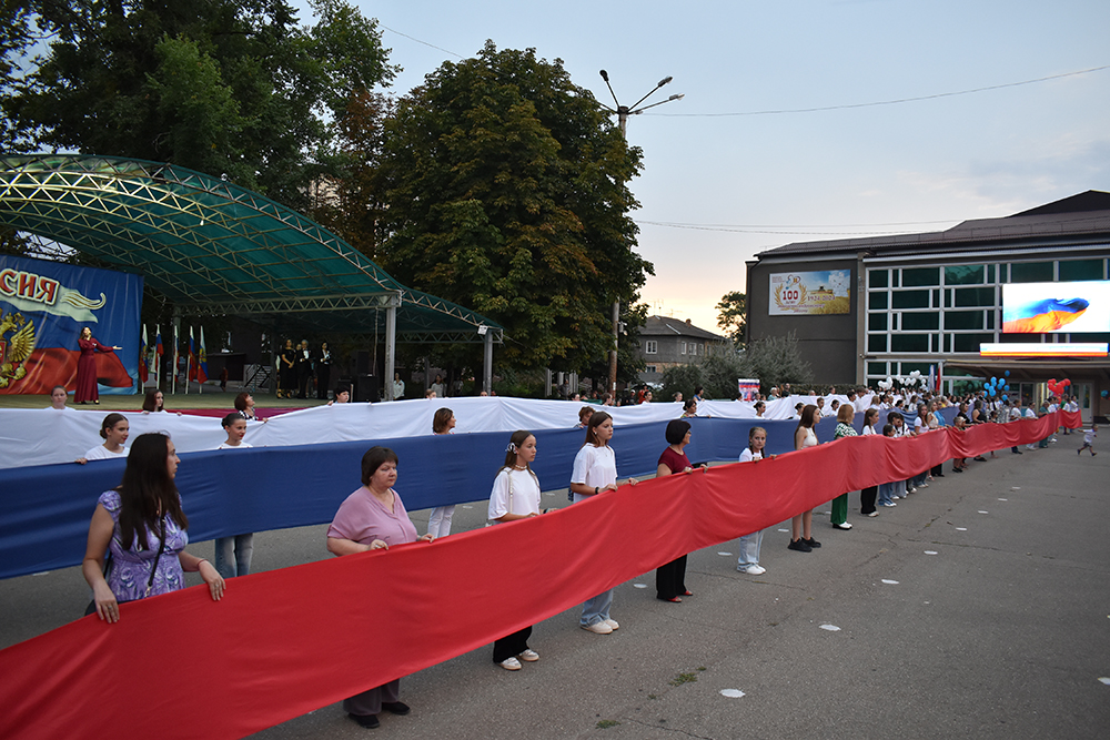 Гордо реет флаг державный!.