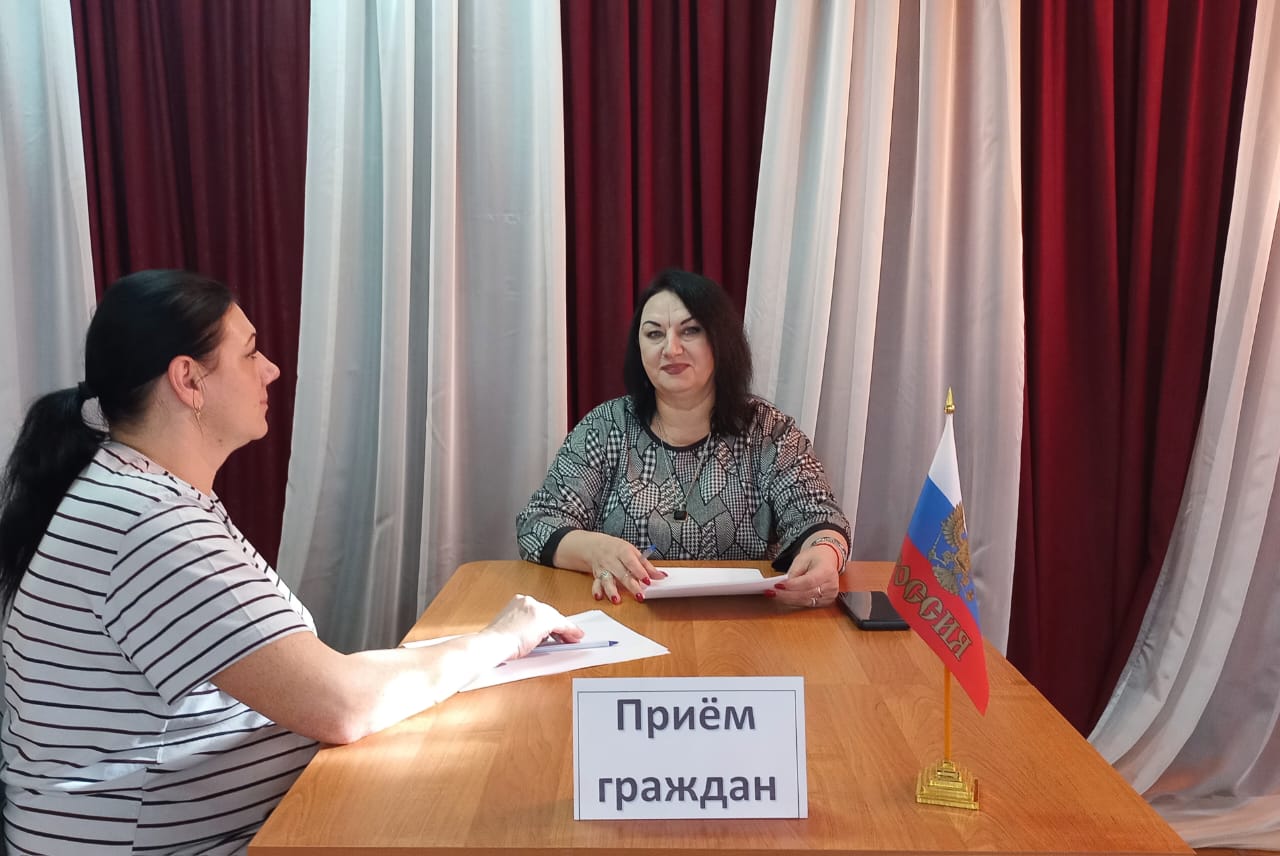 В Новоалександровском муниципальном округе проведены тематические приемы граждан по вопросам образования, материнства и детства.