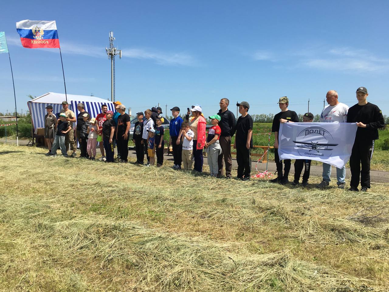 Соревнования по метательным моделям планеров на продолжительность полёта на открытом воздухе.