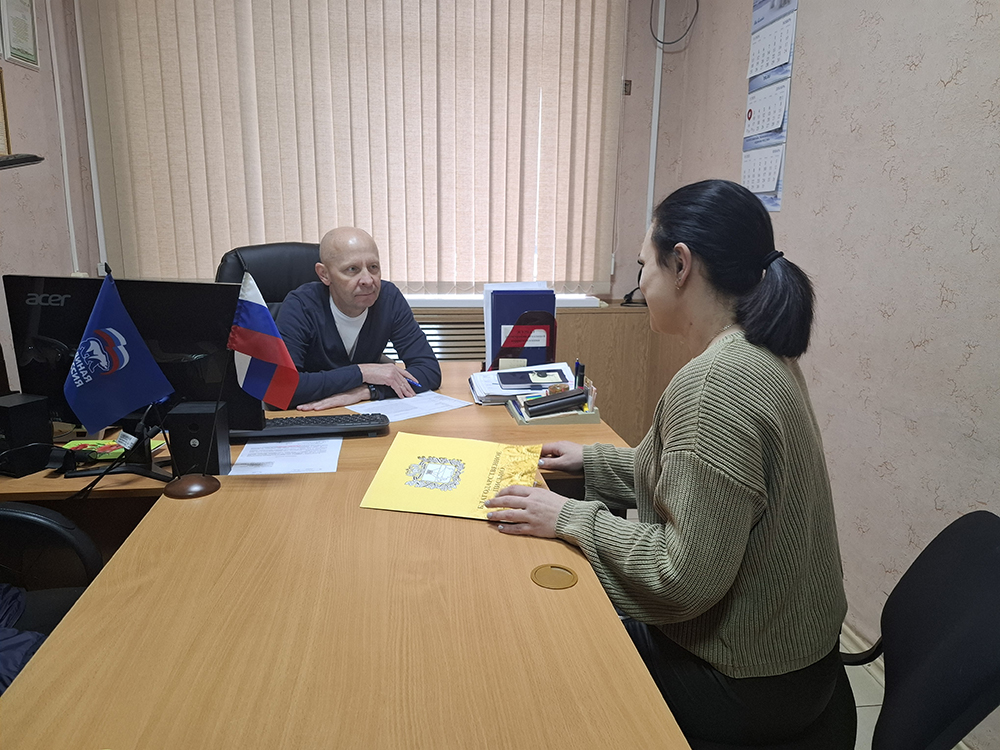 Председатель Совета депутатов Новоалександровского муниципального округа провел прием граждан по вопросам материнства и детства.