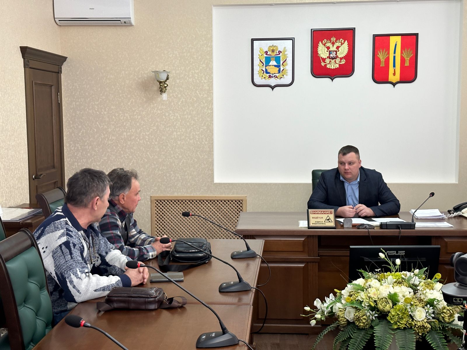 Секретарь Новоалександровского местного отделения Партии «ЕДИНАЯ РОССИЯ» провел прием граждан по вопросам социальной поддержки.