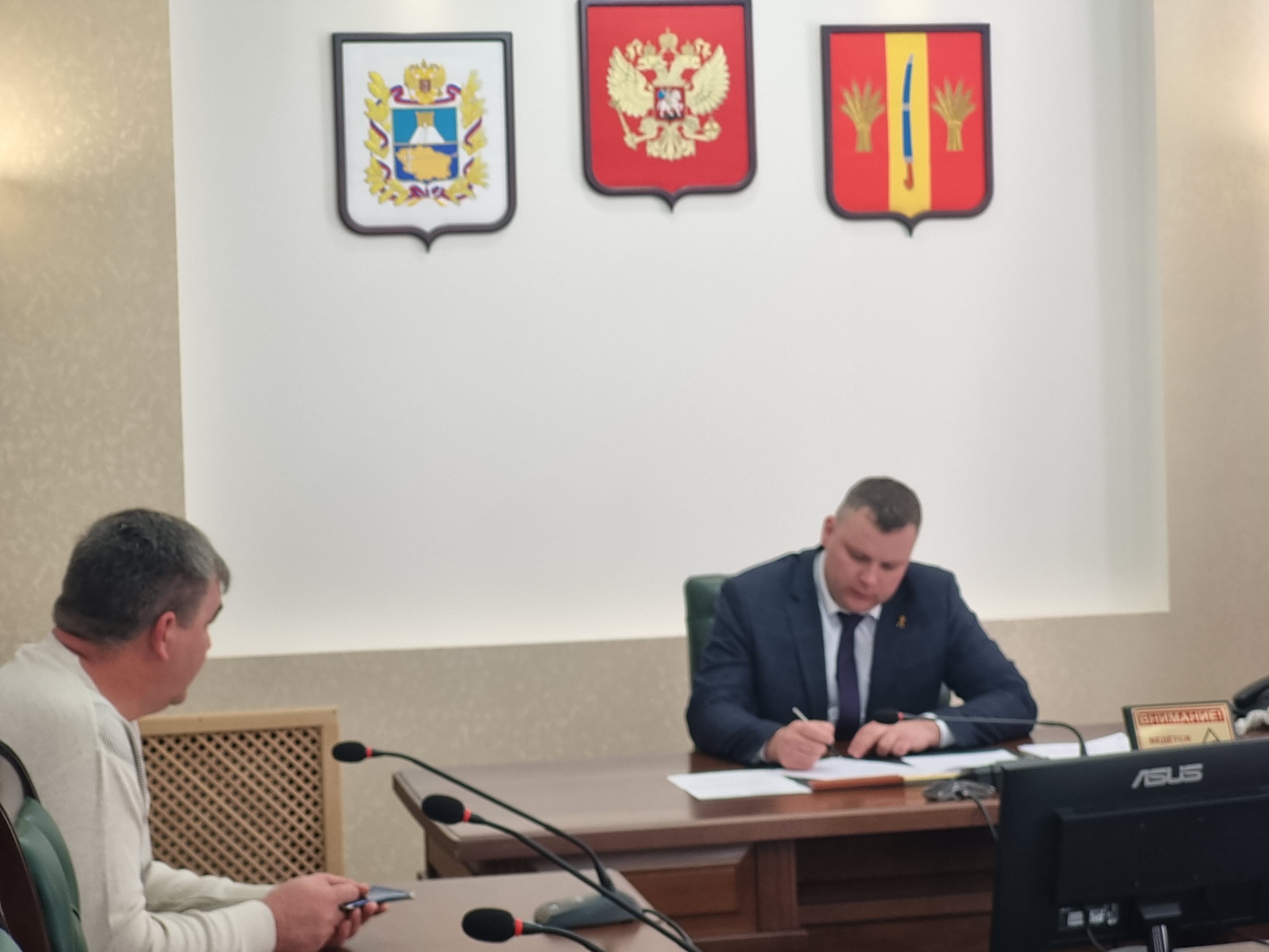 Секретарь Новоалександровского местного отделения партии «ЕДИНАЯ РОССИЯ» провел прием граждан по вопросам защиты прав в трудовой сфере.
