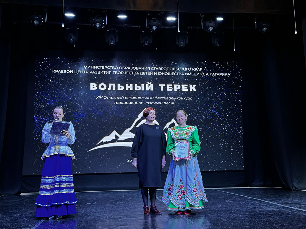 Молодежь поет казачьи песни.