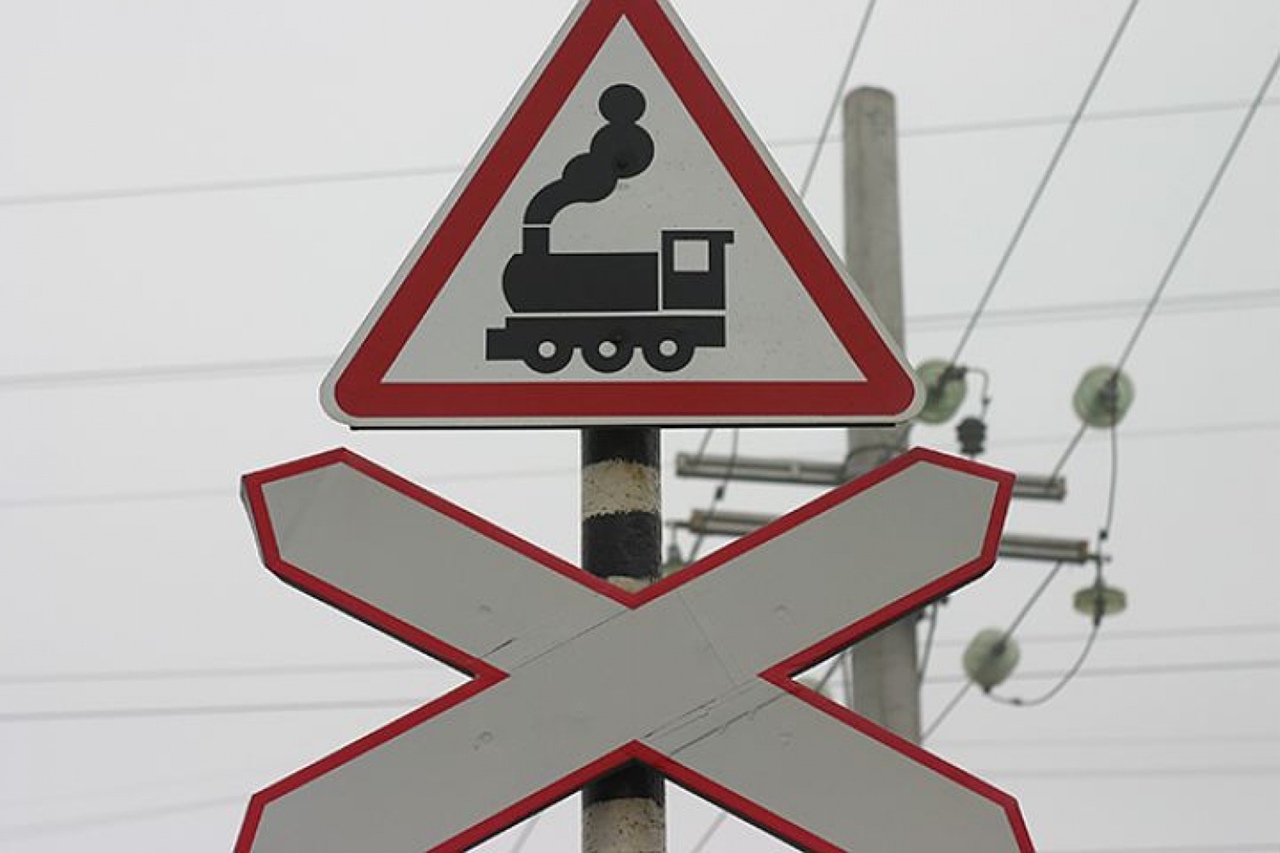 Соблюдайте ПДД при проезде через железнодорожные переезды.