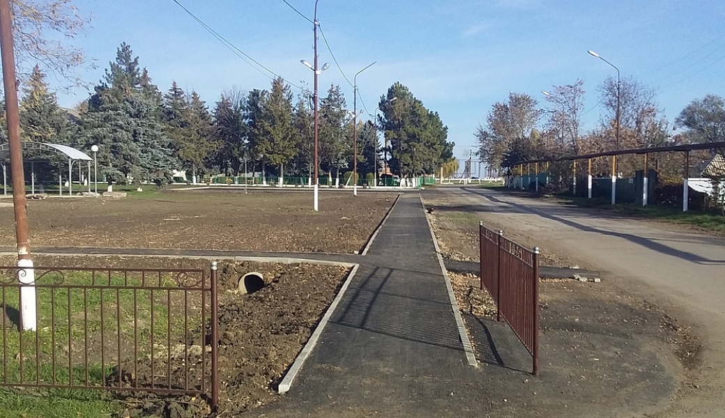 Благоустройство парковой зоны на территории поселка Равнинный по ул. Октябрьская (тротуарные дорожки, строительство детской площадки, освещение, озеленение).