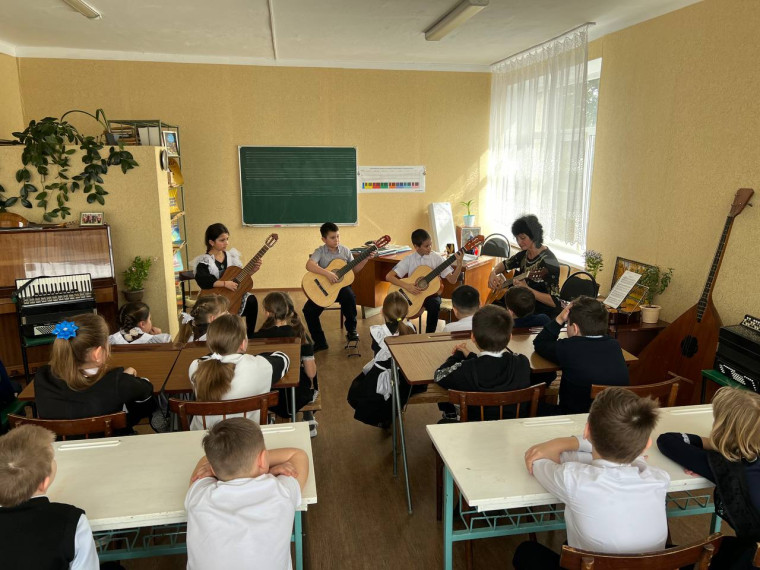 В гостях у народных инструментов. В гостях у народных инструментов.