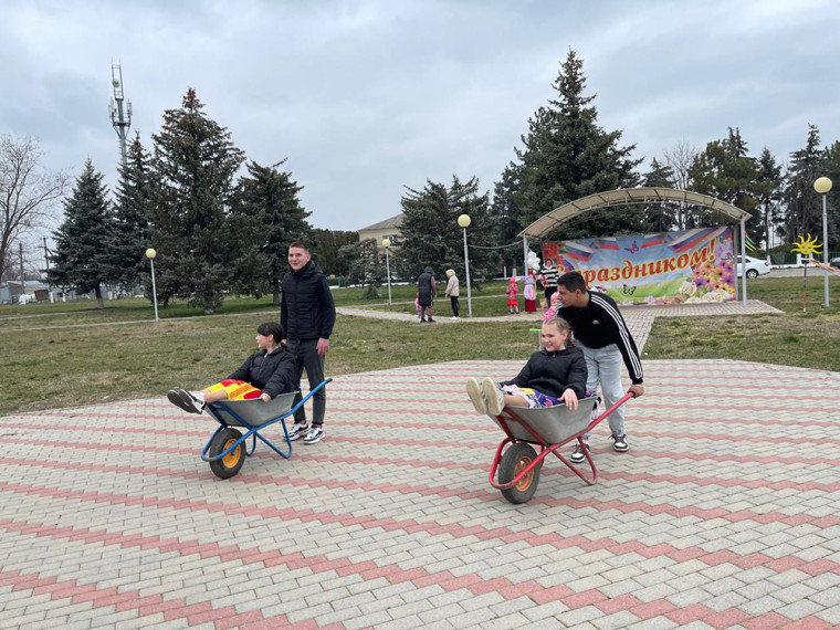 Пришла Масленица к нам, это, значит, быть блинам. Пришла Масленица к нам, это, значит, быть блинам.