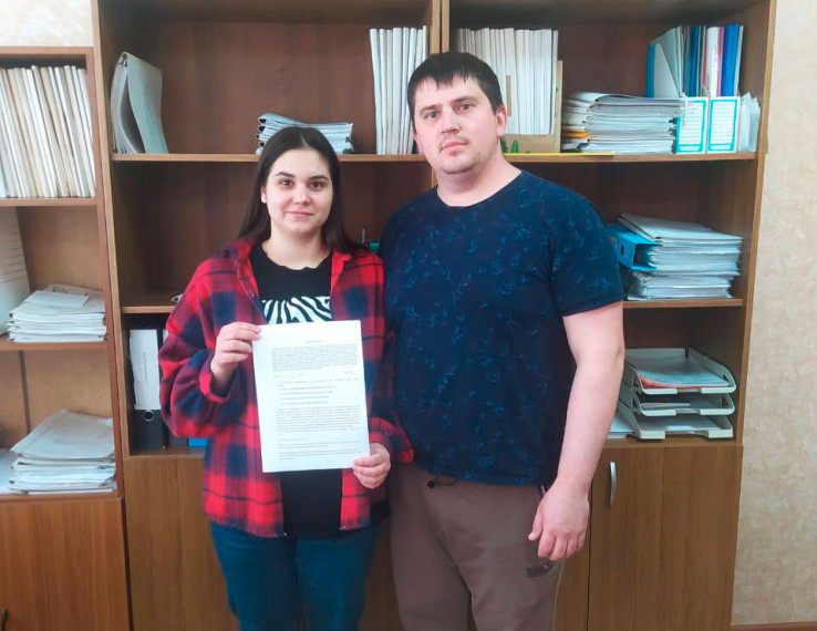Ещё три молодые семьи из Новоалександровского округа получили жилищные сертификаты. Ещё три молодые семьи из Новоалександровского округа получили жилищные сертификаты.