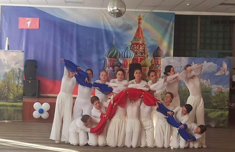 С праздником – Россия!. С праздником – Россия!.