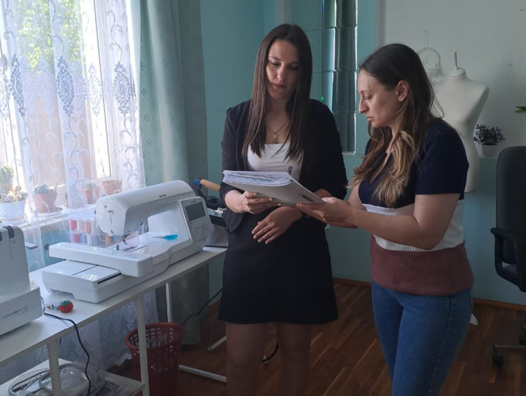 Жительница города Новоалександровска заключила социальный контракт и открыла ателье. Жительница города Новоалександровска заключила социальный контракт и открыла ателье.