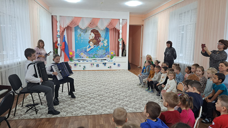 Детская музыкальная школа в гостях у ребят дошколят. Детская музыкальная школа в гостях у ребят дошколят.