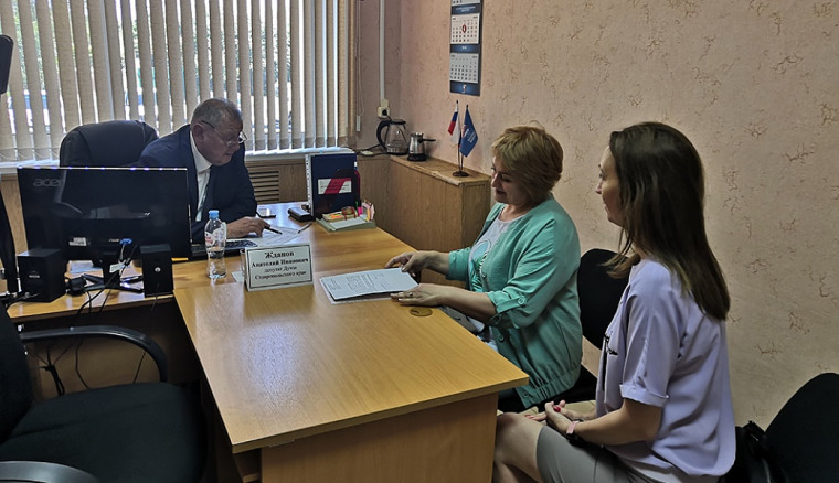 Депутат Думы Ставропольского края Анатолий Жданов провел тематический прием граждан по вопросам материнства и детства. Депутат Думы Ставропольского края Анатолий Жданов провел тематический прием граждан по вопросам материнства и детства.