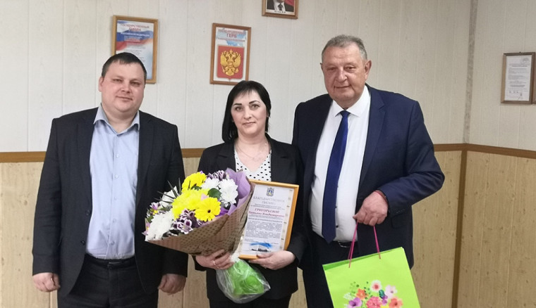 Анатолий Жданов поздравил сотрудников Новоалександровского военкомата с профессиональным праздником. Анатолий Жданов поздравил сотрудников Новоалександровского военкомата с профессиональным праздником.