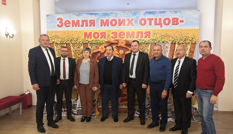 Восславим мы труд, что хлеб наш творит и кормит родимый край!. Восславим мы труд, что хлеб наш творит и кормит родимый край!.