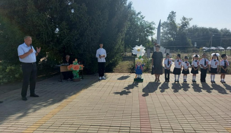 Депутат Думы Ставропольского края Анатолий Жданов принял участие в торжественной линейке, посвященной Дню знаний. Депутат Думы Ставропольского края Анатолий Жданов принял участие в торжественной линейке, посвященной Дню знаний.