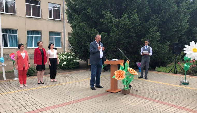 Анатолий Жданов вручил аттестаты выпускникам МОУ СОШ № 7 поселка Горьковский. Анатолий Жданов вручил аттестаты выпускникам МОУ СОШ № 7 поселка Горьковский.