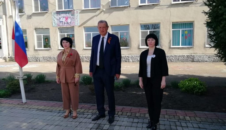 Анатолий Жданов принял участие в торжественной школьной линейке. Анатолий Жданов принял участие в торжественной школьной линейке.