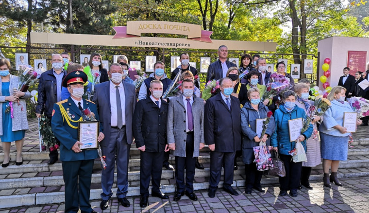 Депутат Думы Ставропольского края Анатолий Жданов поздравил новоалександровцев с Днем Новоалександровского района и города Новоалександровска. Депутат Думы Ставропольского края Анатолий Жданов поздравил новоалександровцев с Днем Новоалександровского района и города Новоалександровска.