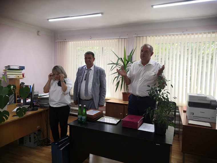 Депутат Думы Ставропольского края Анатолий Жданов поздравил работников нефтяной и газовой промышленности с профессиональным праздником. Депутат Думы Ставропольского края Анатолий Жданов поздравил работников нефтяной и газовой промышленности с профессиональным праздником.