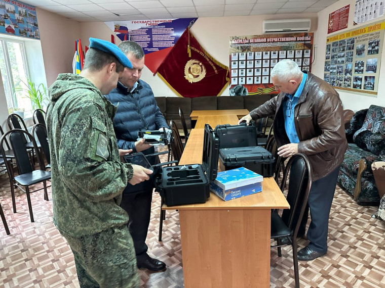Жители Новоалександровского округа предали в зону СВО маскировочные сети и 3 квадрокоптера. Жители Новоалександровского округа предали в зону СВО маскировочные сети и 3 квадрокоптера.
